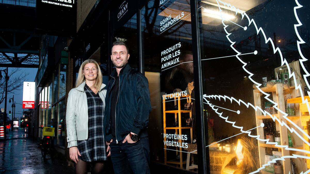Marie-Ève Parenteau et Dany Lefebvre devant une boutique Maison d’Herbes